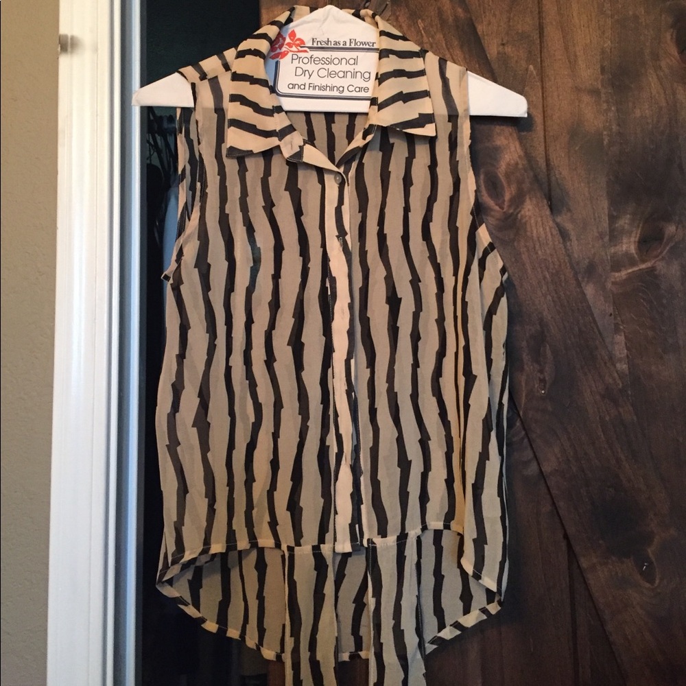 Sleeveless sheer chic button collar top